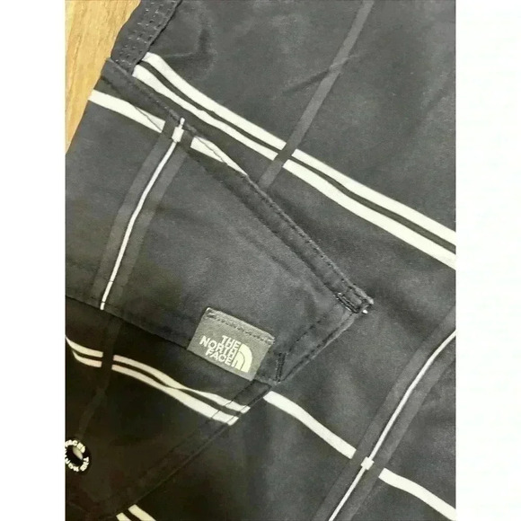 The North Face Men's Board Shorts Trunks Sz 36 Black Plaid Never Stop Exploring - Picture 6 of 10
